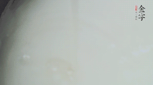 將浸泡了30分鐘的米放入電飯煲中，在水中加入半勺油。