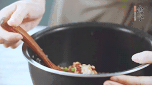 揭開鍋蓋，放上青菜，荷包蛋，就可以吃了。