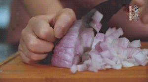 2.半個青椒、半個黃椒切圈、一個洋蔥切丁、三個白蘑菇切片備用。