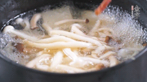 依次放火腿、豆腐，加水大火燒開，小火燉煮20分鐘，出鍋前撒上蔥花即可。