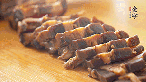 金字醬肉切片。