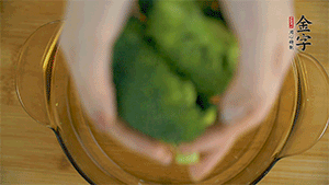 西蘭花洗凈，切成小塊汆燙，切碎。