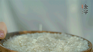 大米、糯米混合上電飯鍋蒸熟。