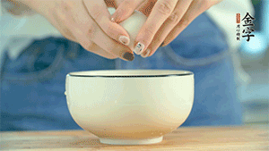 雞蛋液打散，可以加點(diǎn)鹽和黃酒，邊煎邊用筷子攪拌。