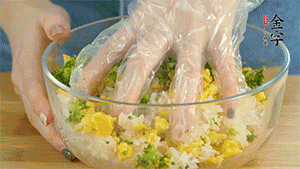 將飯團(tuán)用手搓捏成圓球狀。