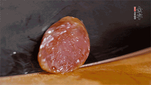 金字火腿肉香腸上鍋蒸15分鐘，切片備用。