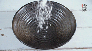 面粉加適量清水，攪拌成糊狀。