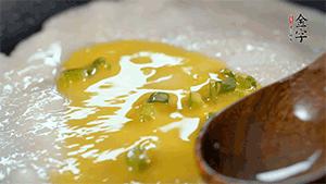 將雞蛋液鋪到面餅上，放上香腸。