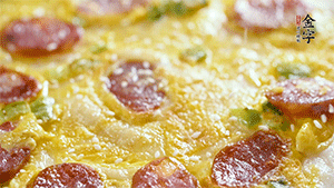 撒上一些芝麻，準(zhǔn)備一些番茄醬，一份早餐就做好了。