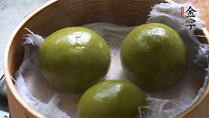 青團上沸水鍋中蒸10分鐘即可。