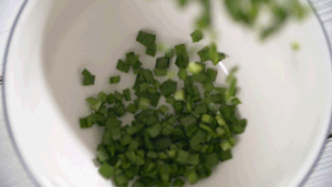 韭菜洗凈，切粒。
