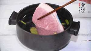 整塊豬肉，加蔥、姜片、料酒焯水。