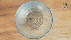 取一個(gè)碗，香菇倒放，香腸片圍繞鋪成圓形，加炒好的米飯壓實(shí)。