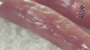 關(guān)上蓋子，煮到米飯露出時(shí)。