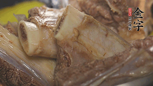 鍋中加熱適量油，加入姜和牛仔骨炒至外表呈金棕色。