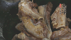 加入白蘿卜、料酒、水、火腿煮40分鐘。