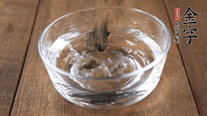 黑木耳泡發(fā)備用。