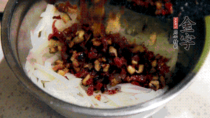 在蒸盤中鋪上油紙，鋪好食材后壓一壓，蒸箱中蒸30分鐘即可。（蒸好的蘿卜糕切成厚片，用少量油煎一下，撒點蔥花口味更好。）