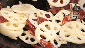 依次下香腸片、藕片翻炒均勻，加適量清水燜熟。