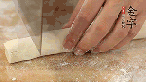 均勻切段后搓成長(zhǎng)條狀，繞到香腸上，以紅豆點(diǎn)綴眼睛。