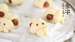 上鍋大火蒸20分鐘后，關(guān)火燜5分鐘就可以了。