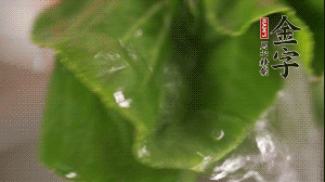 小青菜從根部掰開，分別洗凈。