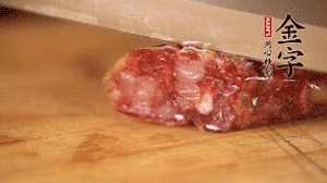 金字土香腸斜切成片。