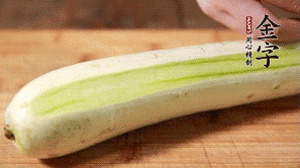 絲瓜去皮，切成1cm厚的小圈。