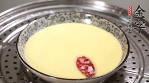 將香腸片均勻鋪上，繼續(xù)蒸6分鐘。