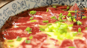 出鍋前淋上少許生抽、香油調(diào)味，撒上蔥花就可以了。