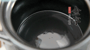 依次把排骨、玉米、蓮藕、荸薺放入砂鍋中。（根據(jù)食材的難易熟度放置，難熟的放下面，其他湯品也是一樣。）