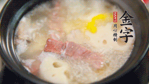 出鍋前加適量鹽調(diào)味，撒香菜點(diǎn)綴就可以啦。