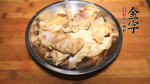 筍干冷水泡發(fā)至軟，切成小段，生姜切成片備用。