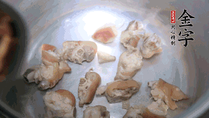 將汆燙好的豬蹄塊、蹄片 、筍段、姜片放入鍋中，放黃酒調(diào)味。