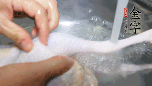 土雞處理干凈。（如果買不到土雞，一般的雞也是可以的，不過需要汆水。溫水下鍋汆燙7分鐘左右，汆燙時需要適時翻動。汆燙雞肉是為了去掉生腥味，也是一次徹底清潔的過程，可以使燉出的湯清爽而不渾濁，鮮香而無異味）