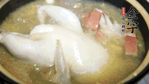 煮沸時加入蟲草花、香菇、紅棗，以料酒調(diào)味繼續(xù)小火燉煮1小時左右。