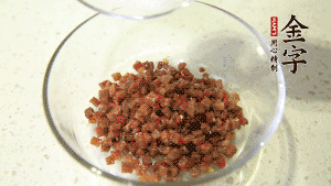 【月餅餡】2．火腿丁、白砂糖、蜂蜜攪拌腌漬2小時(shí)。