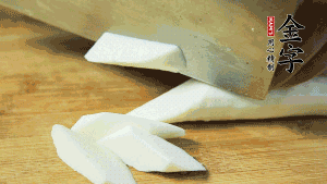 生姜刮去皮切成片，山藥去皮洗凈切成小塊備用。（山藥建議選擇軟糯的鐵棍山藥，口感上更好喲~）