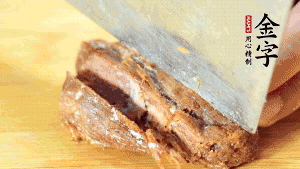 金字鹵牛肉切成小粒。