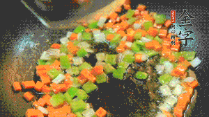 以耗油、料酒調(diào)味，加適量清水燜煮。