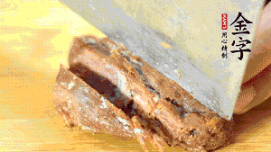 金字鹵牛肉切成小塊備用。