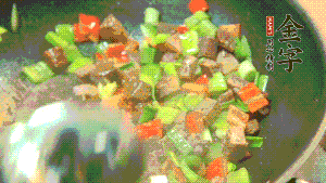 熱油起鍋，依次加入青椒塊、牛肉、大蒜煸炒均勻。