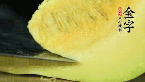 胡蘿卜切滾刀塊，小南瓜取一半去籽去皮切塊備用。