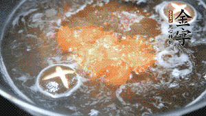 將烏冬面放入調(diào)好味的面湯中一起煮熟。（選擇烏冬面的原因，第一是因?yàn)椴锁B也能很好地做出成品，而不用擔(dān)心會(huì)糊鍋或者黏在一起；第二是因?yàn)榘咨拿鏃l，在夏天看起來更有食欲。）