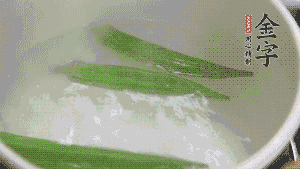 在煮面湯時(shí)，就可以做其他步驟了。比如把秋葵汆水，橫切成星星造型；雞蛋煮熟，切成兩半；黃瓜切成絲。