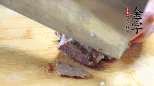 金字鹵牛肉打開包裝，把牛肉切成片狀。（眼見為實(shí)，用一整塊牛肉鹵制的鹵牛肉哦，牛肉的香氣感覺撲鼻而來有木有！！?。?>
					</div>
					<span>步驟 6/7</span>
					<p>金字鹵牛肉打開包裝，把牛肉切成片狀。（眼見為實(shí)，用一整塊牛肉鹵制的鹵牛肉哦，牛肉的香氣感覺撲鼻而來有木有?。。。?/p>
				</li><li>
					<div   id=