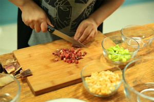 金字火腿隔水蒸15分鐘后切成小丁。