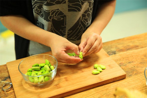 蠶豆剝除外殼，剩下嫩嫩的蠶豆。