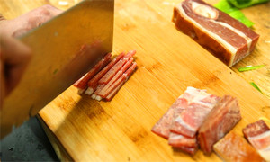 將火腿清洗后切成絲備用。