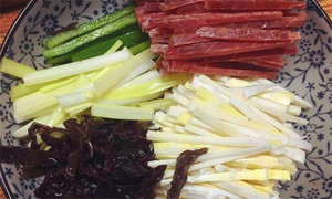 黑木耳泡發(fā)，黑木耳、韭黃、雷筍、青椒切成絲。